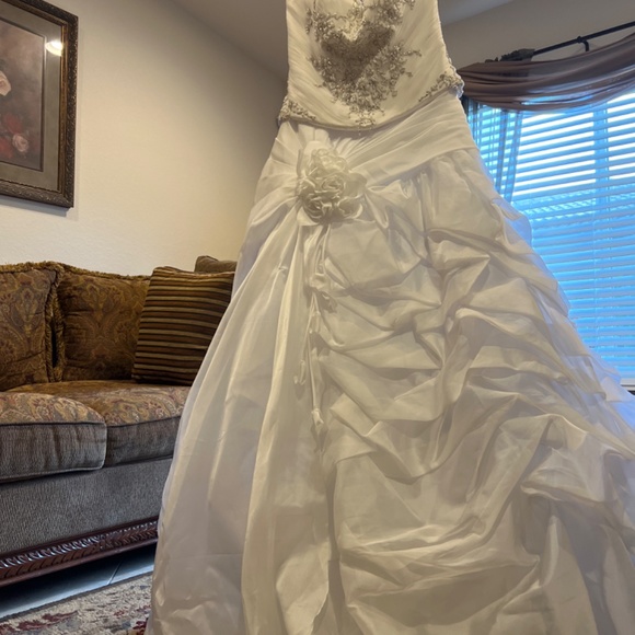 Astonishing wedding dress! Size 12 - Demetrios - Picture 10 of 14